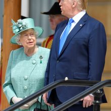 Karalienė Elizabeth II pasitiko D. Trumpą Bakingamo rūmuose