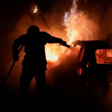Prancūzijoje žuvo ugniagesys, gesinęs riaušininkų sukeltus gaisrus