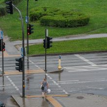 Kauną skalauja lietus, dangų raižo žaibai 