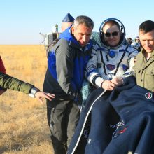 JAE, JAV ir Rusijos astronautai iš TKS sėkmingai grįžo į Žemę