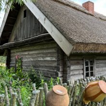 Lietuvos liaudies buities muziejuje atnaujinami senųjų pastatų stogai
