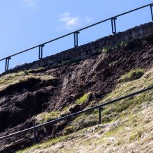 Liūčių atgarsiai: vos išvengta žūčių, specialistai bijo – Gedimino kalnui gresia dar nuošliaužų