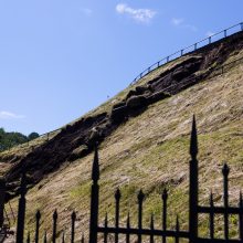 Po visą parą trukusio lietaus rytiniame Gedimino kalno šlaite fiksuota nuošliauža