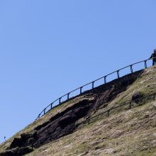 Po visą parą trukusio lietaus rytiniame Gedimino kalno šlaite fiksuota nuošliauža