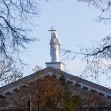 Ant Vilniaus reformatų bažnyčios stogo iškeltos trys sovietmečiu demontuotos skulptūros