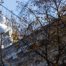 Ant Vilniaus reformatų bažnyčios stogo iškeltos trys sovietmečiu demontuotos skulptūros