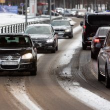 Eismo sąlygas sunkina slidūs keliai, kai kuriuos miestus paralyžiavo spūstys