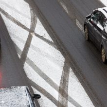 Eismo sąlygas sunkina slidūs keliai, kai kuriuos miestus paralyžiavo spūstys