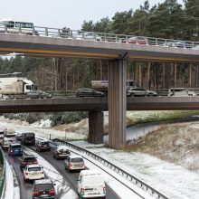 Eismo sąlygas sunkina slidūs keliai, kai kuriuos miestus paralyžiavo spūstys