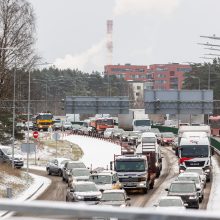 Eismo sąlygas sunkina slidūs keliai, kai kuriuos miestus paralyžiavo spūstys