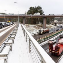 Eismo sąlygas sunkina slidūs keliai, kai kuriuos miestus paralyžiavo spūstys