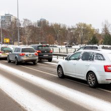 Eismo sąlygas sunkina slidūs keliai, kai kuriuos miestus paralyžiavo spūstys