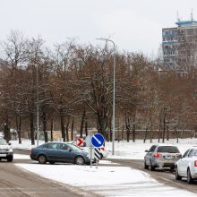 Eismo sąlygas sunkina slidūs keliai, kai kuriuos miestus paralyžiavo spūstys