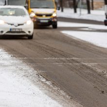 Eismo sąlygas sunkina slidūs keliai, kai kuriuos miestus paralyžiavo spūstys