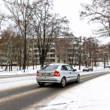 Eismo sąlygas sunkina slidūs keliai, kai kuriuos miestus paralyžiavo spūstys