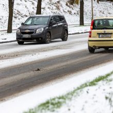 Eismo sąlygas sunkina slidūs keliai, kai kuriuos miestus paralyžiavo spūstys