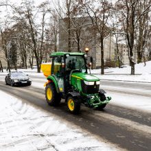 Eismo sąlygas sunkina slidūs keliai, kai kuriuos miestus paralyžiavo spūstys