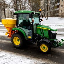 Eismo sąlygas sunkina slidūs keliai, kai kuriuos miestus paralyžiavo spūstys