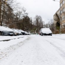 Eismo sąlygas sunkina slidūs keliai, kai kuriuos miestus paralyžiavo spūstys