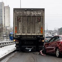 Eismo sąlygas sunkina slidūs keliai, kai kuriuos miestus paralyžiavo spūstys