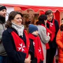 D. Nausėdienė vaišino maltiečių sriuba ir ragino aukoti seneliams