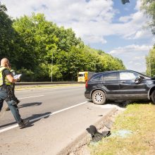 Vilniuje – smarki avarija: „Honda“ apsivertė ant stogo, BMW atsitrenkė į atitvarus, prireikė medikų