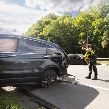 Vilniuje – smarki avarija: „Honda“ apsivertė ant stogo, BMW atsitrenkė į atitvarus, prireikė medikų