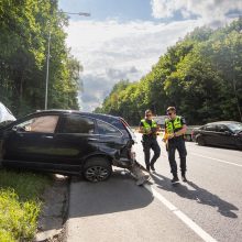 Vilniuje – smarki avarija: „Honda“ apsivertė ant stogo, BMW atsitrenkė į atitvarus, prireikė medikų