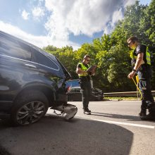 Vilniuje – smarki avarija: „Honda“ apsivertė ant stogo, BMW atsitrenkė į atitvarus, prireikė medikų