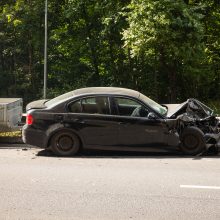Vilniuje – smarki avarija: „Honda“ apsivertė ant stogo, BMW atsitrenkė į atitvarus, prireikė medikų