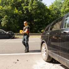 Vilniuje – smarki avarija: „Honda“ apsivertė ant stogo, BMW atsitrenkė į atitvarus, prireikė medikų