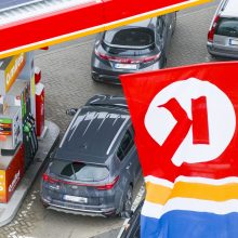 Dėl pigesnių degalų – ilgos automobilių eilės