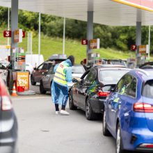 Dėl pigesnių degalų – ilgos automobilių eilės