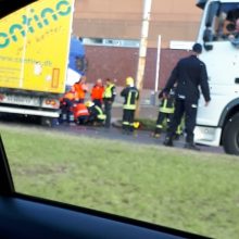 Vilniuje – baisi avarija: po vilkiko ratais palindo motociklas
