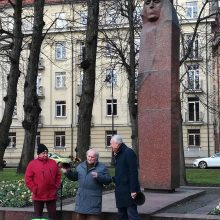 Keli šimtai klaipėdiečių susirinko minėti K. Donelaičio gimtadienio