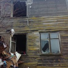 Ugnis įsisuko į aštuonių šeimų namą: be pastogės liko ir neįgalūs vaikai