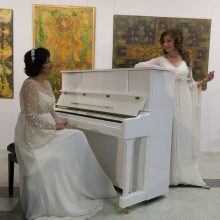 Grakščiai: V.Kochanskytė ir pianistė Š.Čepliauskaitė pristato programą „Meno salonų žavesys“ Rokiškyje, antrajame Sofijos Tyzenhauzaitės rašytojų sambūryje.
