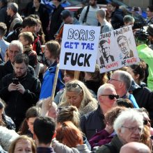 JK gyventojai protestuoja prieš B. Johnsono sprendimą sustabdyti parlamento darbą
