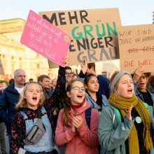 Pasaulio miestų gatves užplūdo prieš klimato pokyčius protestuojantys moksleiviai