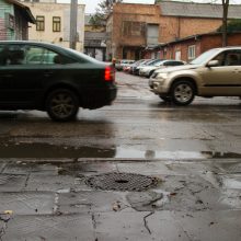 Kauno centre dvimečio koja įstrigo kanalizacijos šulinio dangtyje