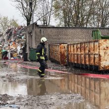 Aplinkosaugininkai pradėjo tyrimą dėl gaisro „Ekonovus“ teritorijoje