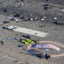Tragedija pakeliui į mokyklą: automobilio nesuvaldęs 18-metis neturėjo teisės vairuoti?
