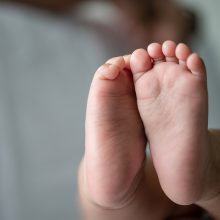 Bavarijoje 20-metė benamė spaudžiant šalčiui lauke pagimdė kūdikį