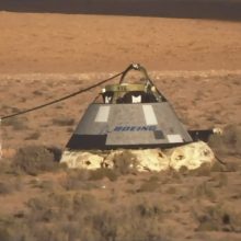 „Boeing“ išbandant naują pilotuojamą kosminę kapsulę neišsiskleidė parašiutas