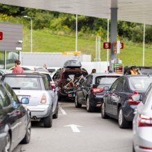 Dėl pigesnių degalų – ilgos automobilių eilės