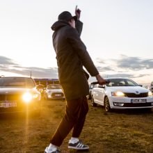 Paluknio aerodrome tautiečius linksmino atlikėjas „Junor A“