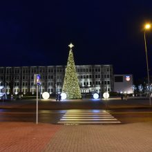 Šalčininkuose įžiebtą Kalėdų eglę puošia net 1100 burbulų