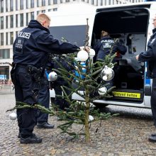 Klimato aktyvistai  Berlyne nupjovė kalėdinės eglutės viršūnę
