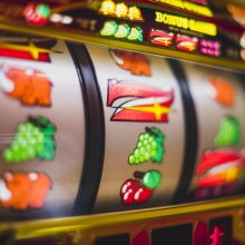 Verslas kritikuoja siūlymą dėl skirtingų A ir B lošimų automatų licencijų kainų