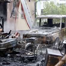 Ringauduose atvira liepsna degė namas, nukentėjo žmogus